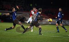 FC Ingolstadt 04 - FSV Frankfurt - Steffen Wohlfarth im Alleingang, zieht ab. Leider daneben. links Markus Husterer