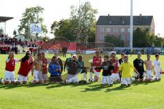 FC Ingolstadt - Hansa Rostock - Die Mannschaft vor den fans auf den Knien