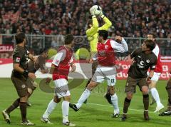 2.Bundesliga - FC Ingolstadt 04 - FC St.Pauli - Der Torwart Matthias Hain kann den Eckball halten. Michael Wenczel