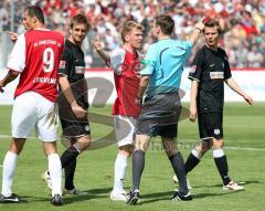 2.Bundesliga - FC Ingolstadt 04 - FSV Mainz Der Ball geht über den Torwart Wache ins Tor. Wird nicht gegeben. Zecke Neuendorf beim Schiedsrichter