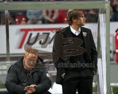 FC Ingolstadt - FC Augsburg - Die Trainerbank überfordert. Vogel schaut auf die Uhr und Thorsten Fink schaut weg