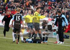 2.BL - FC Ingolstadt 04 -  1860 München - Foul von Wenczel an Benny Lauth. Beide Trainer (links Uwe Wolf und ganz rechts läuft Thorsten Fink dazu) kommen dazu und werden vom Schiedsrichter Thorsten Kinhöfer auf die Tribüne geschickt