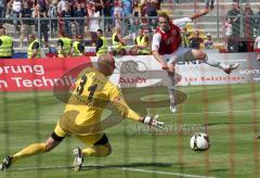 2.Bundesliga - FC Ingolstadt 04 - TuS Koblenz - Steffen Wohlfarth zieht ab ins lange Eck, Torwart Marcus rickert chancenlos aber der Ball geht knapp vorbei