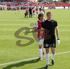 2.Bundesliga - FC Ingolstadt 04 - TuS Koblenz - Torwart Michael Lutz und Marcel Hagmann auf dem Weg zu den Fans