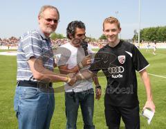 2.Bundesliga - FC Ingolstadt 04 - TuS Koblenz - Produktionsvorstand Dreves mit Sieger und Italo Mele