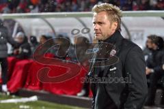 2.BL - FC Ingolstadt 04 -  Alemannia Aachen - Trainer Thorsten Fink schaut skeptisch vor der Spielerbank aufs Spielfeld