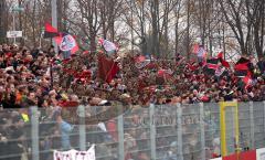 FC Ingolstadt - SC Freiburg - Der Fanblock rutscht immer mehr in die Mite