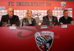 2.Bundesliga - FC Ingolstadt 04 - FSV Mainz - Pressekonferenz von links Peter Jackwerth, Sabrina Bernecker-Fritsche, Trainer Horst Köppel und Harald Gärtner