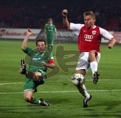 FC Ingolstadt - FC Augsburg - Sören Dressler gefährlich vor dem Tor. Kapitän Lars Müller klärt gerade noch