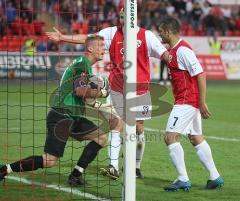 2.Bundesliga - FC Ingolstadt 04 - SV Wehen Wiesbaden - Streit um den Ball mit dem Torwart. Alexander Walke, necat Aygün und Ersin Demir