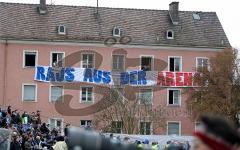 2.BL - FC Ingolstadt 04 -  1860 München - Die Löwenfans nutzen das Haus am Stadion für ihre Bitte, wieder aus der Allianzarena rauszukommen. Zurück ins Grünwalder Stadion