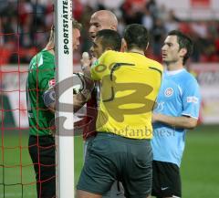 2.Bundesliga - FC Ingolstadt 04 - SV Wehen Wiesbaden - Streit unter Torwart und Necat Aygün und Ersin Demir. Schiedsrichter Metzen geht dazwischen