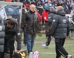 2.BL - FC Ingolstadt 04 -  1860 München - Peter Jackwerth steht vor dem leeren Trainerstuhl. Thorsten Fink musste auf die Tribüne