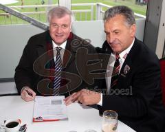 FC Ingolstadt - 1. FC Nürnberg - Horst Seehofer unterzeichnet den Mitgliedsvertrag beim FC Ingolstadt 04 mit Präsident Werner Roß