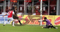 FC Ingolstadt 04 - Osnabrück - Ersin Demir links triff nur den Pfosten. TW Tino Berbig kann nur hinter sich schauen