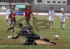 FC Ingolstadt 04 II - VFL Frohnlach - Foulelfmeter. David Kaufmann verwandelt sicher. TW Alexander Weber hat keine Chance