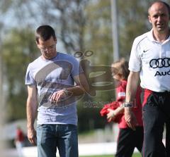 2.Bundesliga - FC Ingolstadt 04 II - Spvgg Weiden - Trainer Michael Wiesinger schaut auf die Uhr