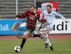 FC Ingolstadt 04 II - VFL Frohnlach - Tobias Fink im Anlauf auf das Tor und wird von Lucas Engelmann verfolgt