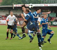 FC Ingolstadt 04 II - Würzburg - Milan Gruic nimmt den Freistoß mit dem Kopf und der Ball geht drüber. Hinten Steffen Schneider steht bereit