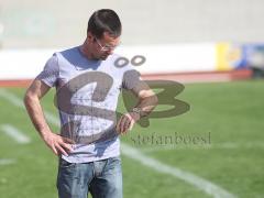 2.Bundesliga - FC Ingolstadt 04 II - Spvgg Weiden - Trainer Michael Wiesinger schaut auf die Uhr