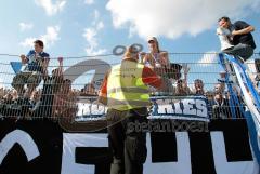 FC Ingolstadt 04 - HSV 1:3 -  DFB Pokal - 09.08.08 - TUJA Stadion - Sicherheitsleute wollen die HASV Fans beruhigen. Der Zaun ist schon kaputt. links wird noch gerüttelt