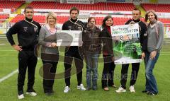 Spendenübergabe FC Ingolstadt an die Initiatorinnen des  Sinnesgarten in der Maulklinik. Von links Ersin Demir, Andrea Kupka (Leitung kinderVilla der Bürgerhilfe), Stefan Leitl, Christina Smeets Mitarbeiterin kinderVilla Bürgerhilfe, Jasna Sijamhodzic (Le