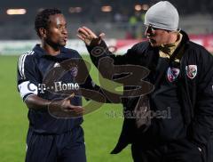 FC Ingolstadt - FC Bayern - Ze Roberto und Zecke nach dem Spiel Handshake