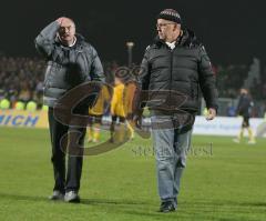 3.Liga - FC Ingolstadt 04 - Dynamo Dresden - Trainer Horst Köppel und Peter Jackwert reden auf dem Spielfeld