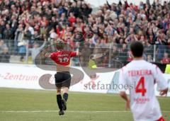 3.Liga - FC Ingolstadt 04 - Kickers Offenbach 1:0 - Fabian Gerber läuft sich frei und zieht sicher ab zum Siegtreffer 1:0 und läuft zu den Fans - Jubel