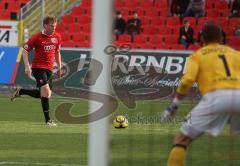 3.Liga - FC Ingolstadt 04 - SV Wehen Wiesbaden 5:1 - Andreas Zecke Neuendorf beim vorbereiten einer Flanke