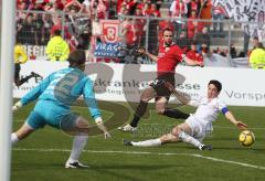 3.Liga - FC Ingolstadt 04 - SSV Jahn Regensburg - Steffen Wohlfarth zieht am Tor vorbei. Stefan Binder am Boden. Torwart Rouven Sattelmaier