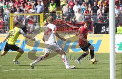 3.Liga - FC Ingolstadt 04 - VfB Stuttgart II - 1:1 - Andreas Zecke Neuendorf spielt den Torwart Bernd Leno aus und flankt am leeren Tor vorbei