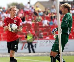 3.Liga - FC Ingolstadt 04 - RWE Erfurt - 5:0 - Moritz Hartmann gibt dem geschlagenen Torwart den Ball