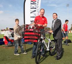 3.Liga - FC Ingolstadt 04 - SpVgg Unterhaching - Fahrrad Willner überreicht Franz Spitzauer ein Trainingsfahrrad