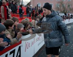 3.Liga - FC Ingolstadt 04 - SV Wehen Wiesbaden 5:1 - Moritz Hartmann bei den Fans