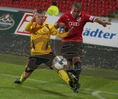 3.Liga - FC Ingolstadt 04 - Dynamo Dresden - David Pisot im Zweikampf