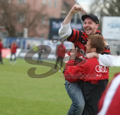 3.Liga - FC Ingolstadt 04 - SSV Jahn Regensburg - Fan freut sich mit Andreas Zecke Neuendorf