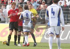 3.Liga - FC Ingolstadt 04 - FC Carl Zeiss Jena - Robert Braber gerät mit Michael Gardawski in Streit, Andreas Zecke Neuendorf geht dazwischen