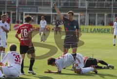 3.Liga - FC Ingolstadt 04 - SpVgg Unterhaching - Moritz Hartmann wird schwer gefoult, Schiedsrcihter Stefan Glasmacher