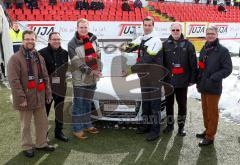 Gründung Audi FC Ingolstadt Fan Club - Audi Fanclub FC Ingolstadt 04 - Übergabe der Gründungs-Urkunde von Michael Müller an Hans-Martin Kurka, Fanclubbeauftragter FC Ingolstadt 04. Foto mit den Gründungsmitgliedern Herrn Dreves, Herrn Mosch, Mitgliedern d