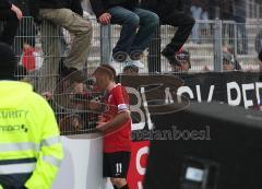 3.Liga - FC Ingolstadt 04 - Wuppertaler SV - Andreas Zecke Neuendorf redet mit den aufgebrachten Fans