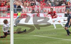 3.Liga - FC Ingolstadt 04 - Bayern München II - Andreas Zecke Neuendorf schiesst selbst und trifft den Torwart