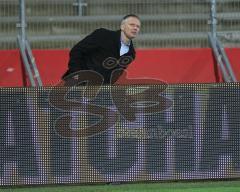 3.Liga - FC Ingolstadt 04 - Hansa Rostock - 1. Relegation - Nervös schaut Harald Gärtner auf die Uhr in den letzten Minuten