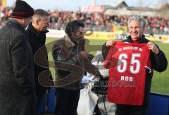 3.Liga - FC Ingolstadt 04 - SV Wehen Wiesbaden 5:1 - Werner Roß bekommt sein Trikot zum 65. Geburtstag