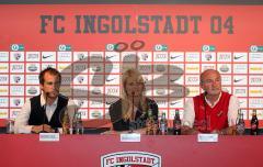 3.Liga - FC Ingolstadt 04 - Bayern München II - Bayern II Trainer Mehmet Scholl, Sabrina Bernecker-Fritsche und Trainer Horst Köppel