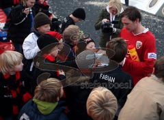 3.Liga - FC Ingolstadt 04 - SV Wehen Wiesbaden 5:1 - Tobias Fink klatscht bei den Kindern ab