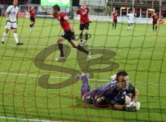 3.Liga - FC Ingolstadt 04 - Wacker Burghausen - 6:0 - Stefan Leitl versenkt den Elfmeter. Torwart Manuel Riemann schaut nur noch dem Ball nach