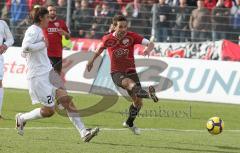 3.Liga - FC Ingolstadt 04 - SSV Jahn Regensburg - Stefan Leitl zieht ab, links Marcel Hagmann