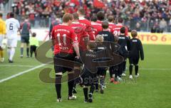 3.Liga - FC Ingolstadt 04 - SV Wehen Wiesbaden 5:1 - Einmarsch mit der Schanzer Fußballschule
