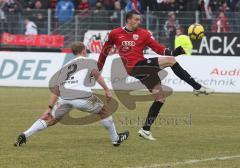 3.Liga - FC Ingolstadt 04 - VFL Osnabrück - Malte Metzelder rutscht vor dem Tor aus. Patrick Herrmann